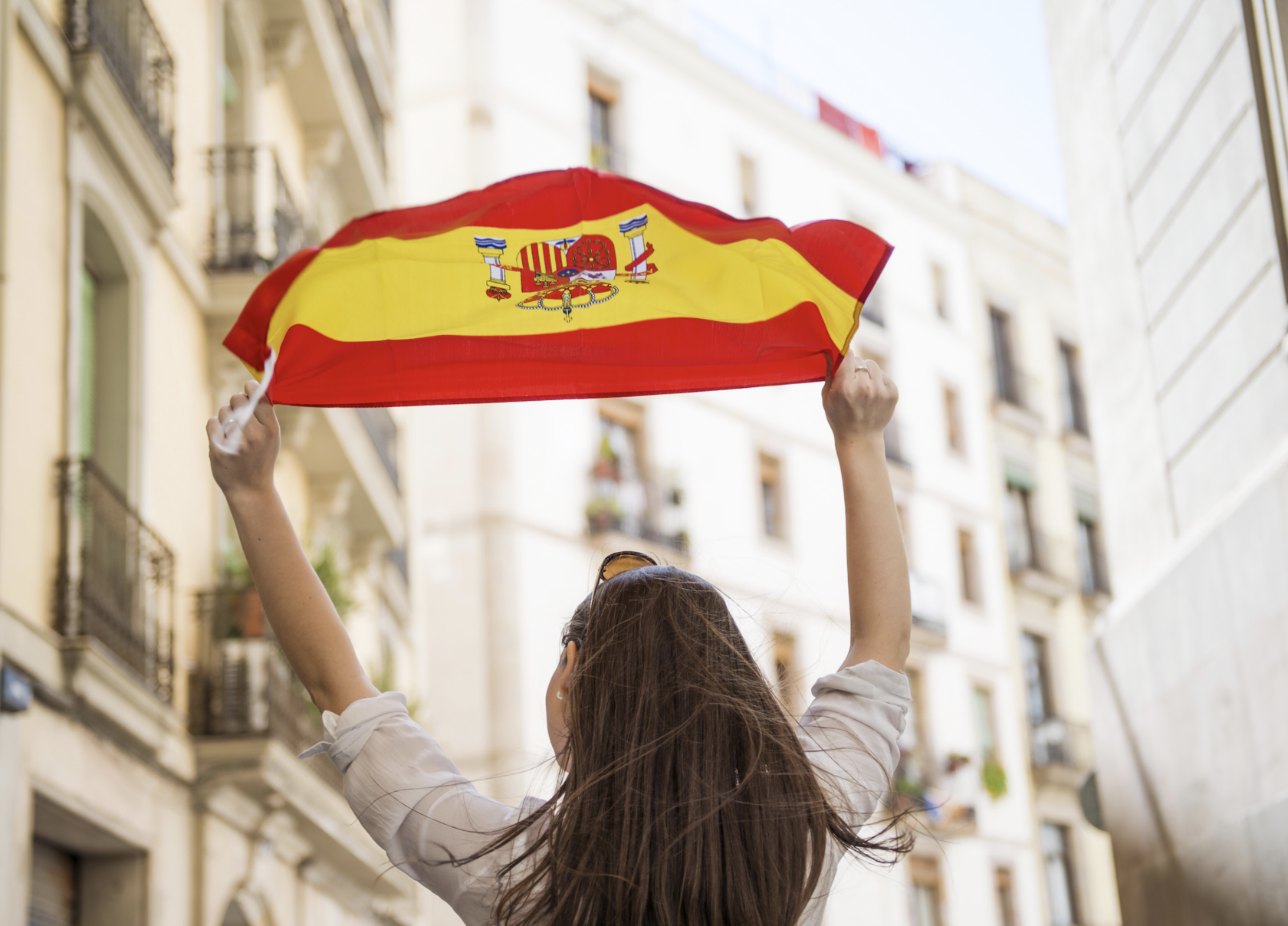 Флаг Испании. Испания флаг и море. Испанский язык. Флаг Испании на фоне моря.