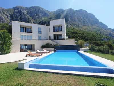 Villa with Pool in Budva