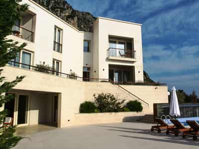 Villa with Pool in Budva