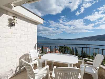 For sale: apartment in Herceg-Novi with sea view