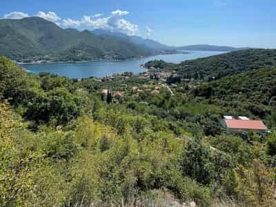 Урбанизированный участок в Герцег-Нови с видом на море