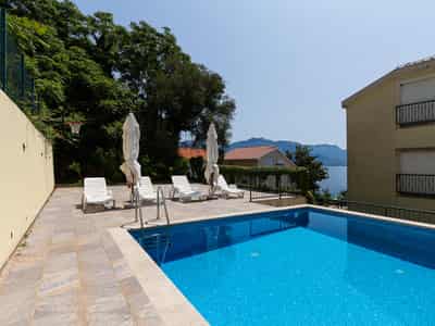Apartment with Sea View, Bijela