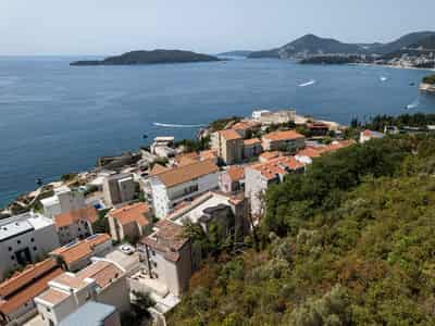 Beautiful land plot in an attractive location between Budva and Sveti Stefan, with project documentation.