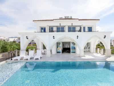 Villas in a Beachfront Complex in the Heart of Esentepe (011498)