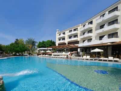4 new flats in residential complex in Kato Paphos