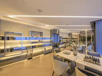Prestigious complex with a swimming pools, spa areas and a business lounge, 250 meters from Phayathai station, Bangkok, Thailand