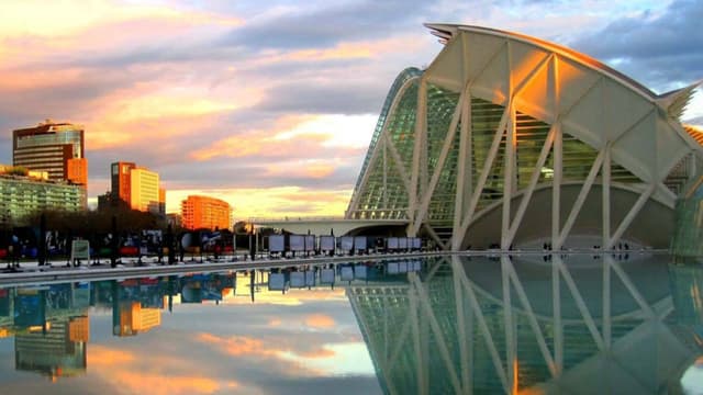Housing Valencia grows in price