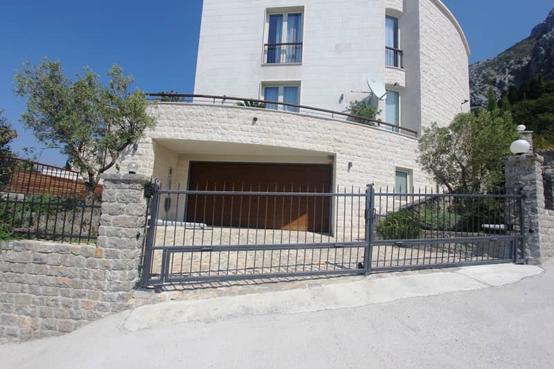 Villa with Pool in Budva — photo 4