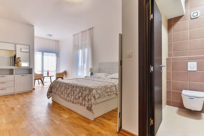 Luxurious three-room apartment with sea view — photo 4