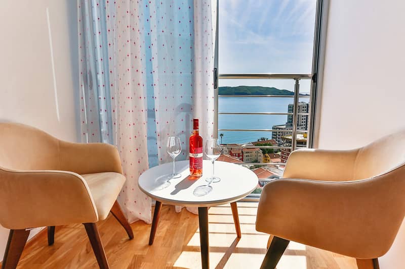 Luxurious three-room apartment with sea view — photo 6