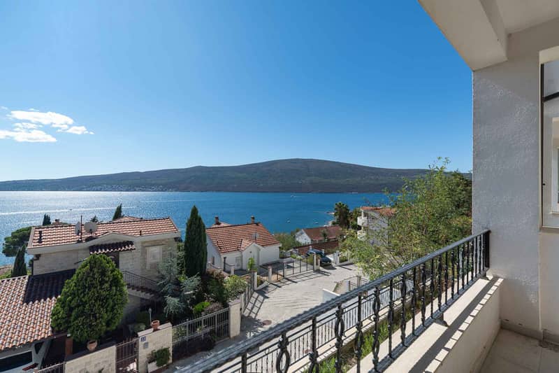 Spacious and bright apartments with panoramic sea view — photo 14