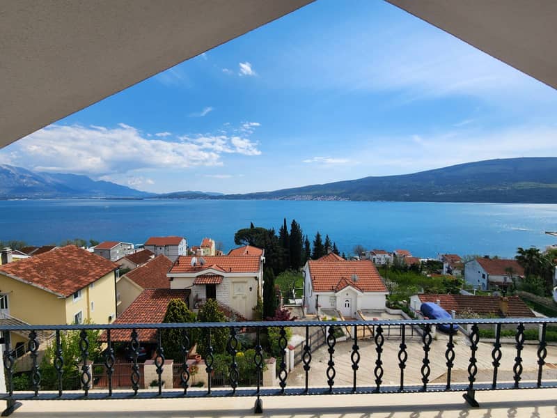 Spacious and bright apartments with panoramic sea view — photo 2