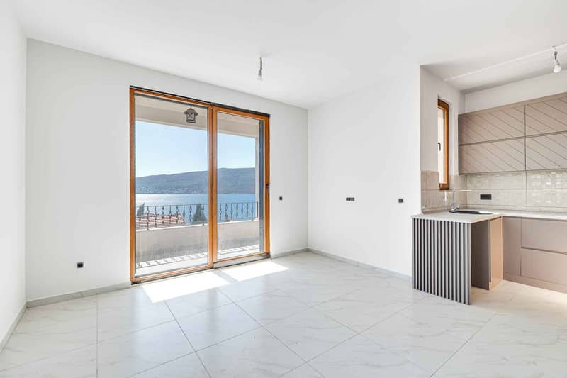 Spacious and bright apartments with panoramic sea view — photo 6