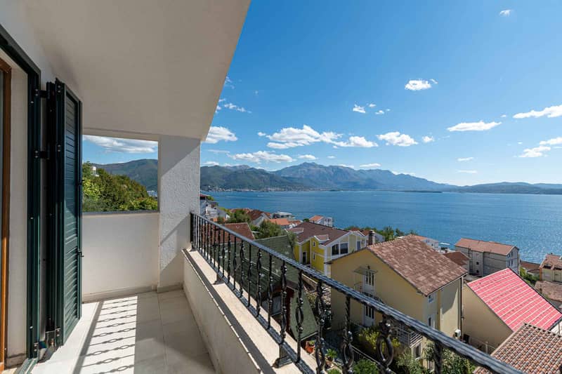 Spacious and bright apartments with panoramic sea view — photo 2