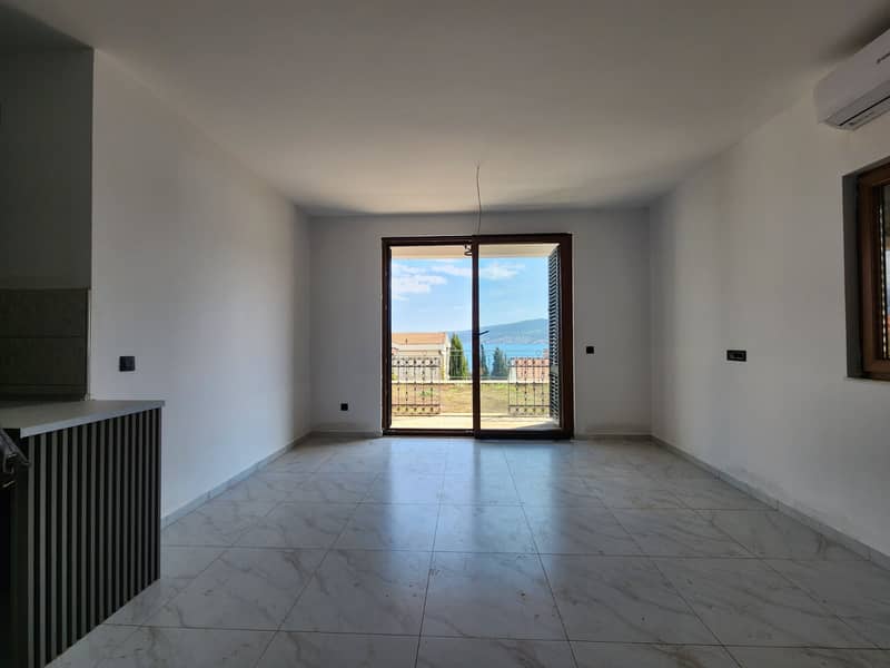 Spacious and bright apartments with panoramic sea view — photo 9