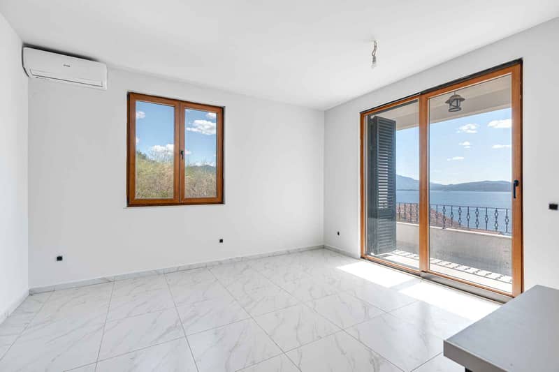 Spacious and bright apartments with panoramic sea view — photo 10