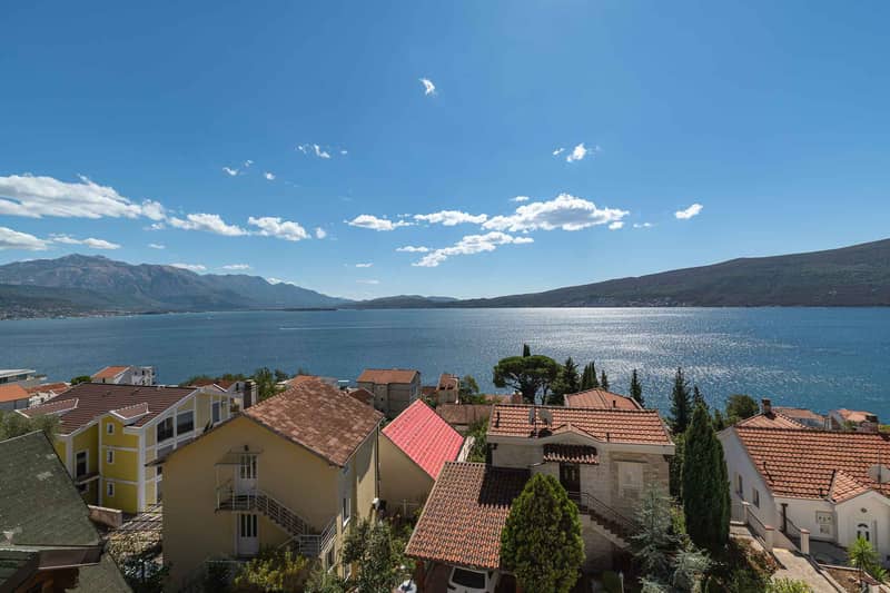 Spacious and bright apartments with panoramic sea view — photo 28