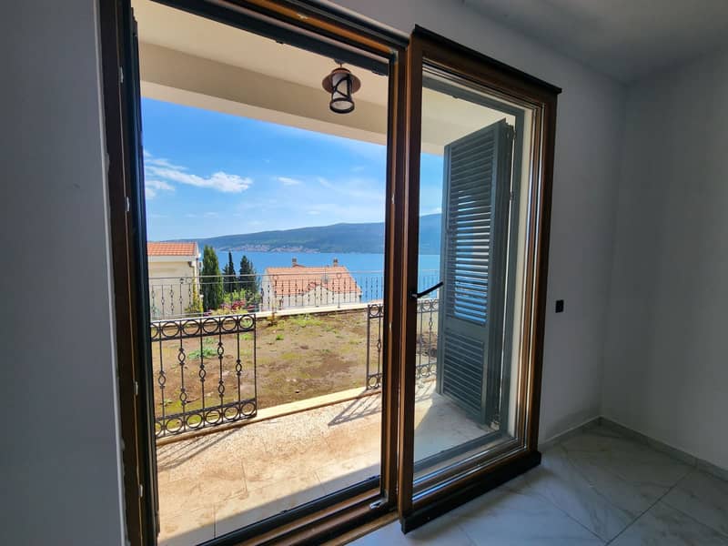 Spacious and bright apartments with panoramic sea view — photo 12