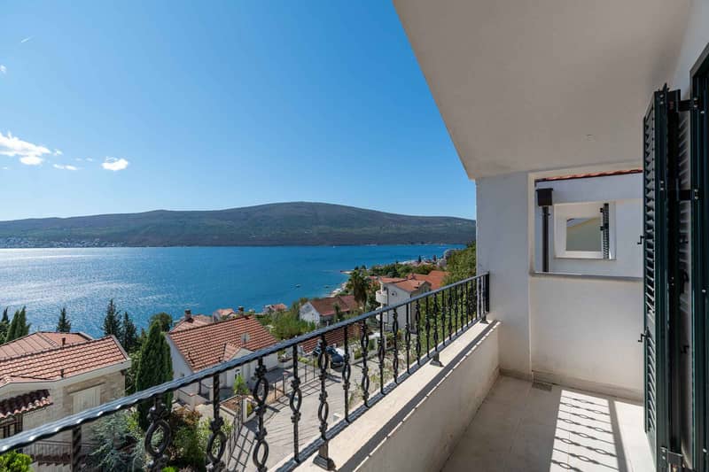 Spacious and bright apartments with panoramic sea view — photo 27