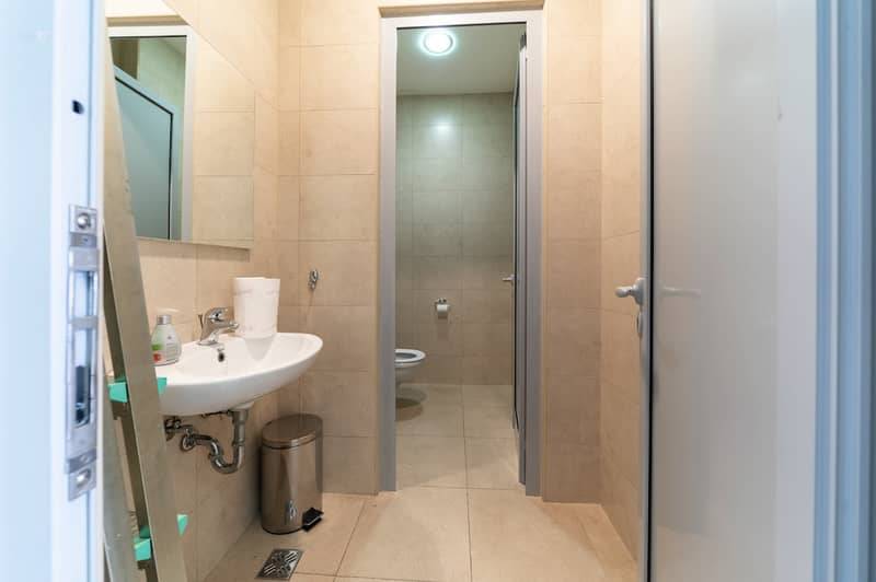 Современное офисное помещение в TQ Plaza Budva с видом на море — фото 8