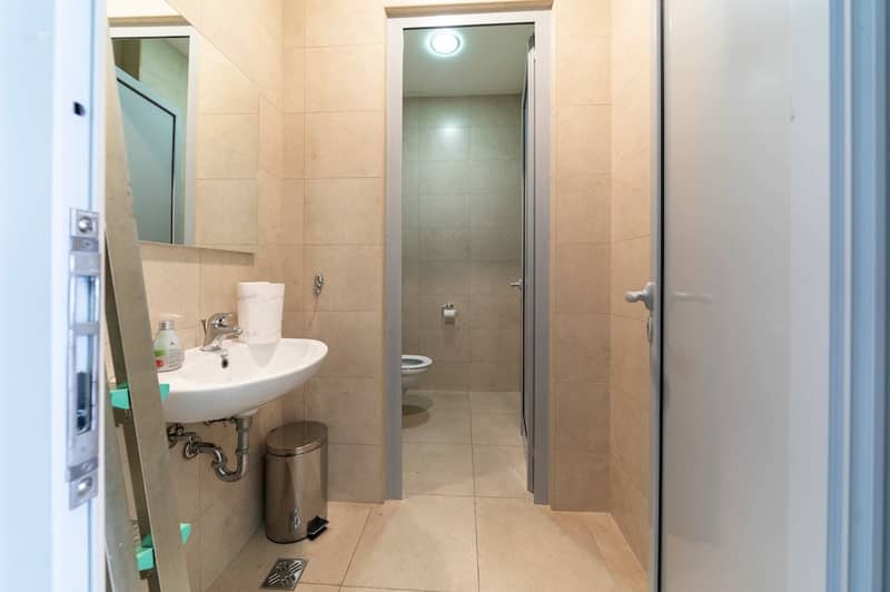 Современное офисное помещение в TQ Plaza Budva с видом на море — фото 19