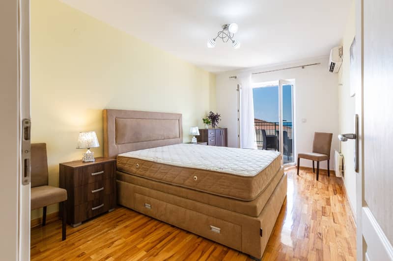 Spacious two-level apartment with sea view in Sveti Stefan — photo 35