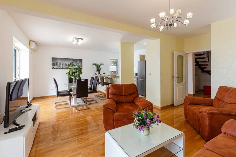 Spacious two-level apartment with sea view in Sveti Stefan — photo 2