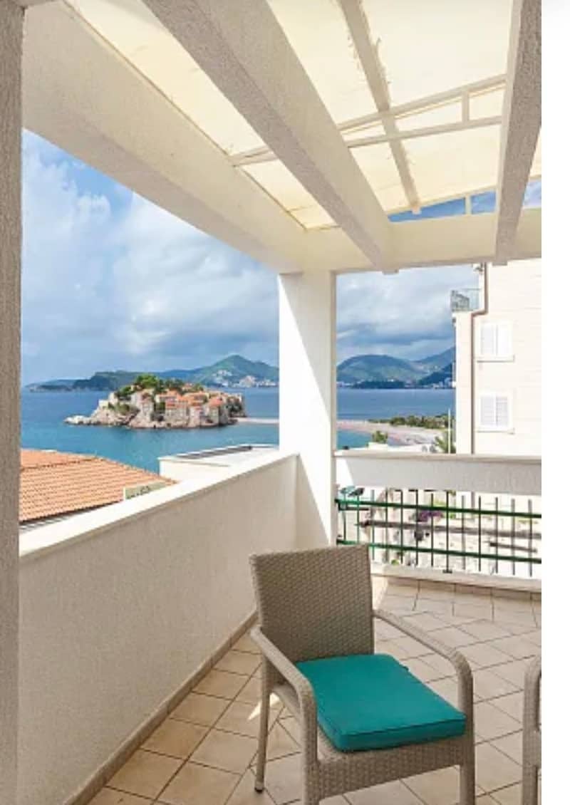 Spacious two-level apartment with sea view in Sveti Stefan — photo 11