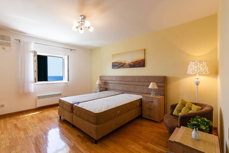 Spacious two-level apartment with sea view in Sveti Stefan — photo 32