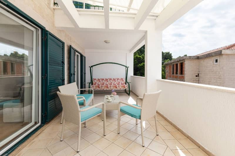 Spacious two-level apartment with sea view in Sveti Stefan — photo 12