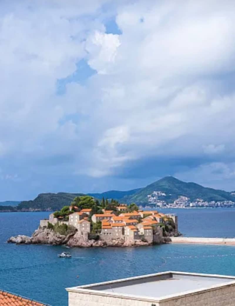 Spacious two-level apartment with sea view in Sveti Stefan — photo 40