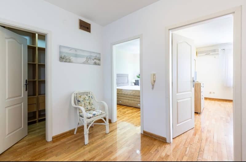 Spacious two-level apartment with sea view in Sveti Stefan — photo 21
