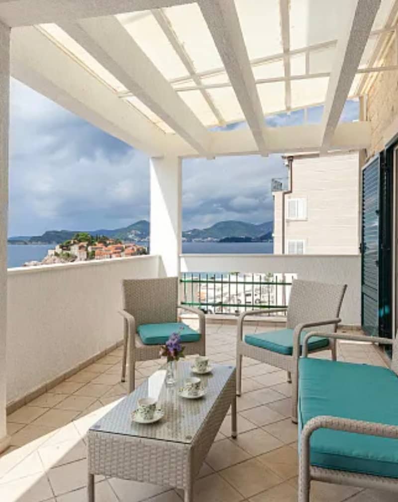 Spacious two-level apartment with sea view in Sveti Stefan — photo 10