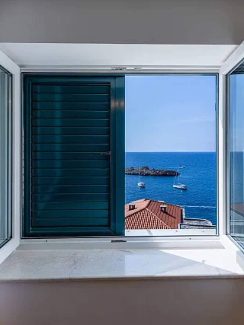 Spacious two-level apartment with sea view in Sveti Stefan — photo 33