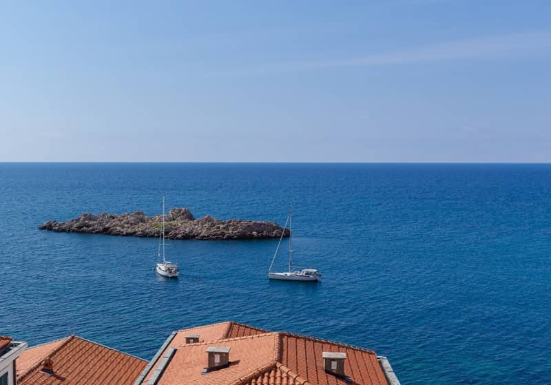 Spacious two-level apartment with sea view in Sveti Stefan — photo 41