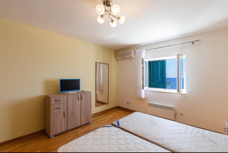 Spacious two-level apartment with sea view in Sveti Stefan — photo 34