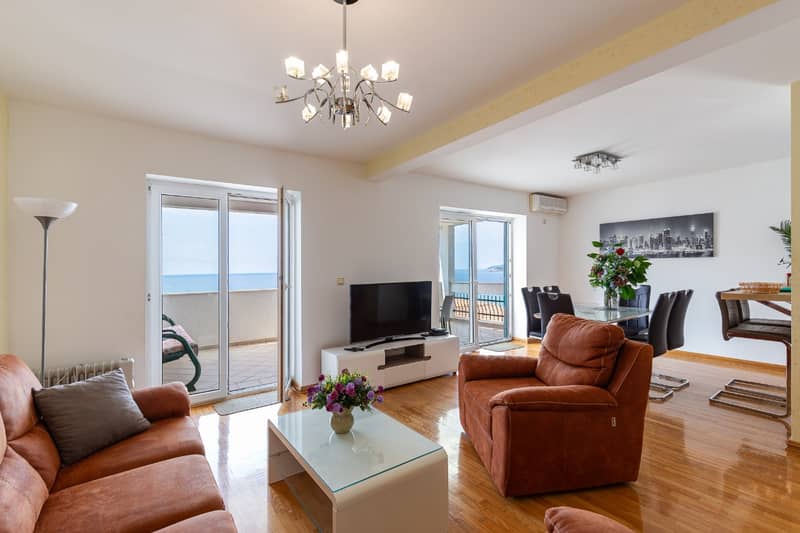 Spacious two-level apartment with sea view in Sveti Stefan — photo 2