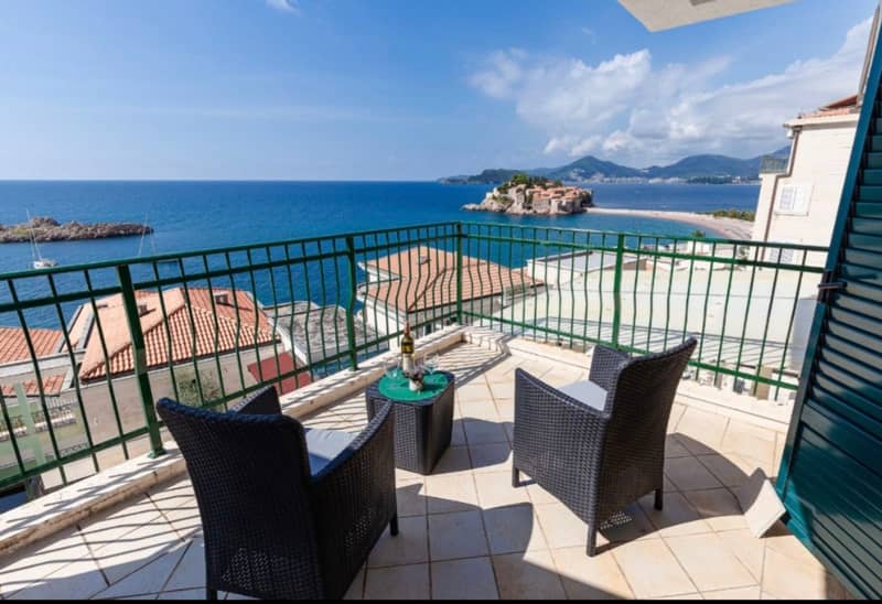 Spacious two-level apartment with sea view in Sveti Stefan — photo 37