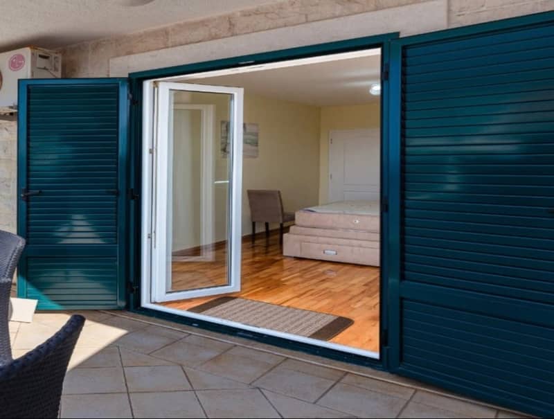 Spacious two-level apartment with sea view in Sveti Stefan — photo 38