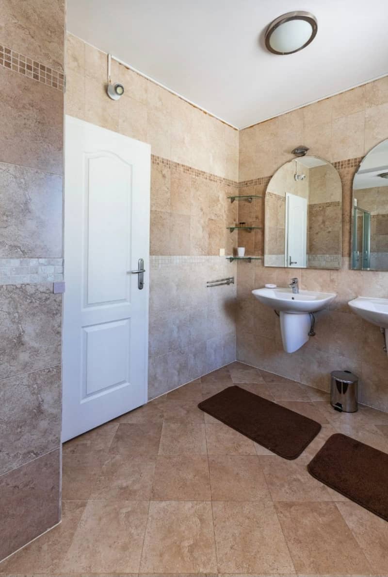 Spacious two-level apartment with sea view in Sveti Stefan — photo 29
