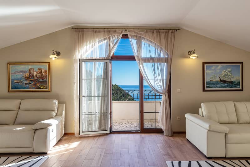 Elegance and Serenity in a Luxury Villa with Panoramic Sea View — photo 11