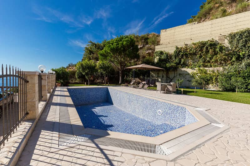 Elegance and Serenity in a Luxury Villa with Panoramic Sea View — photo 15
