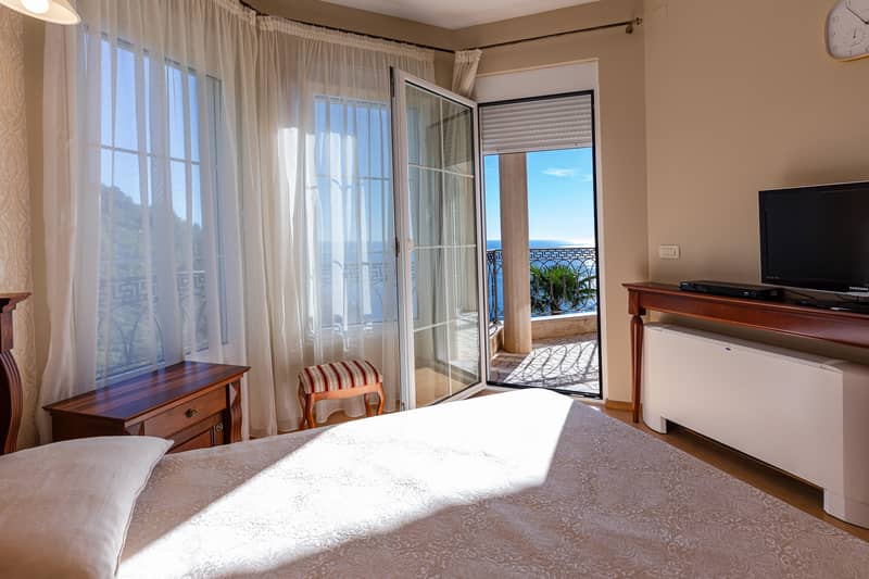 Elegance and Serenity in a Luxury Villa with Panoramic Sea View — photo 44