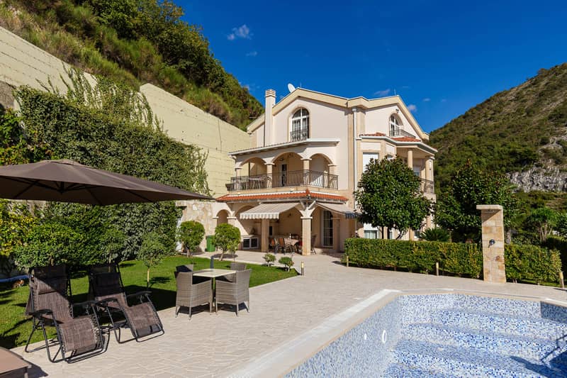 Elegance and Serenity in a Luxury Villa with Panoramic Sea View — photo 18