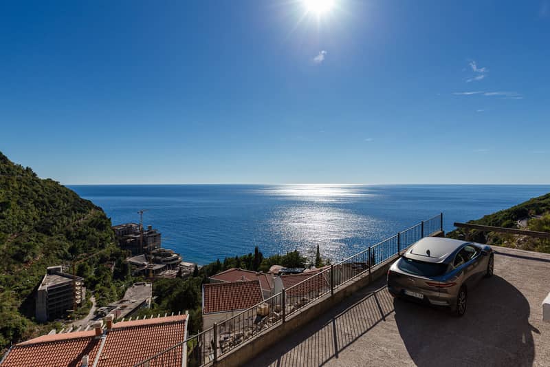 Elegance and Serenity in a Luxury Villa with Panoramic Sea View — photo 20