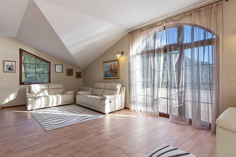 Elegance and Serenity in a Luxury Villa with Panoramic Sea View — photo 9
