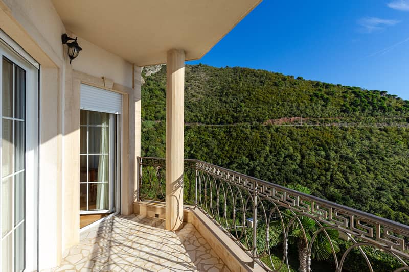 Elegance and Serenity in a Luxury Villa with Panoramic Sea View — photo 45