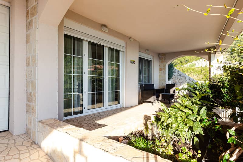 Elegance and Serenity in a Luxury Villa with Panoramic Sea View — photo 14