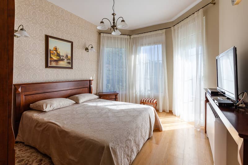 Elegance and Serenity in a Luxury Villa with Panoramic Sea View — photo 42