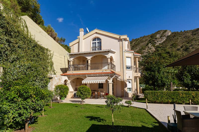 Elegance and Serenity in a Luxury Villa with Panoramic Sea View — photo 17